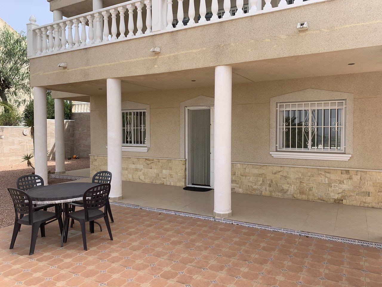  In der exklusiven Wohnanlage Lomas de La Juliana in Algorfa gelegen, bietet diese beeindruckende freistehende Villa 216 m² wunderschön gestaltete Woh