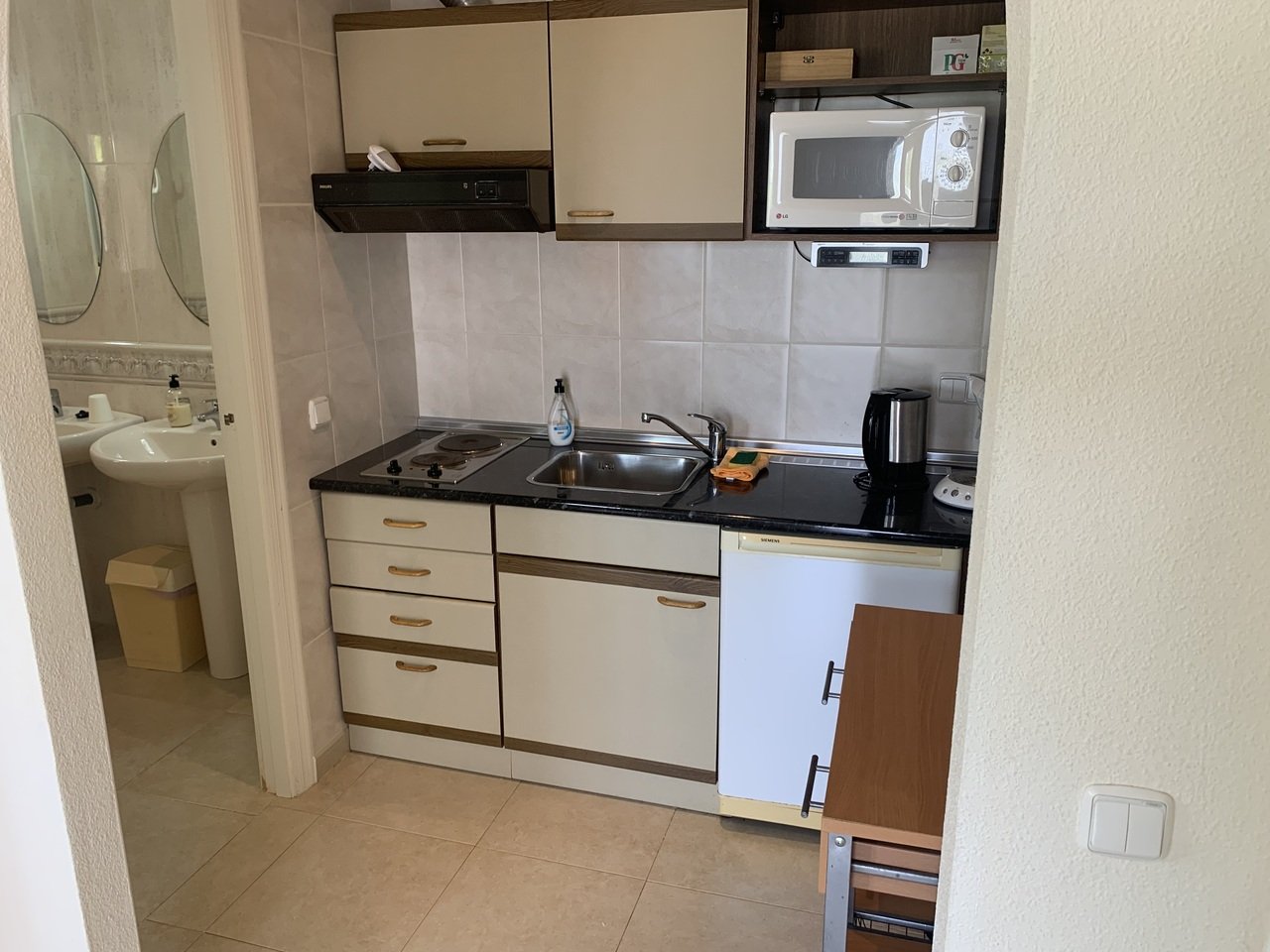  In der exklusiven Wohnanlage Lomas de La Juliana in Algorfa gelegen, bietet diese beeindruckende freistehende Villa 216 m² wunderschön gestaltete Woh