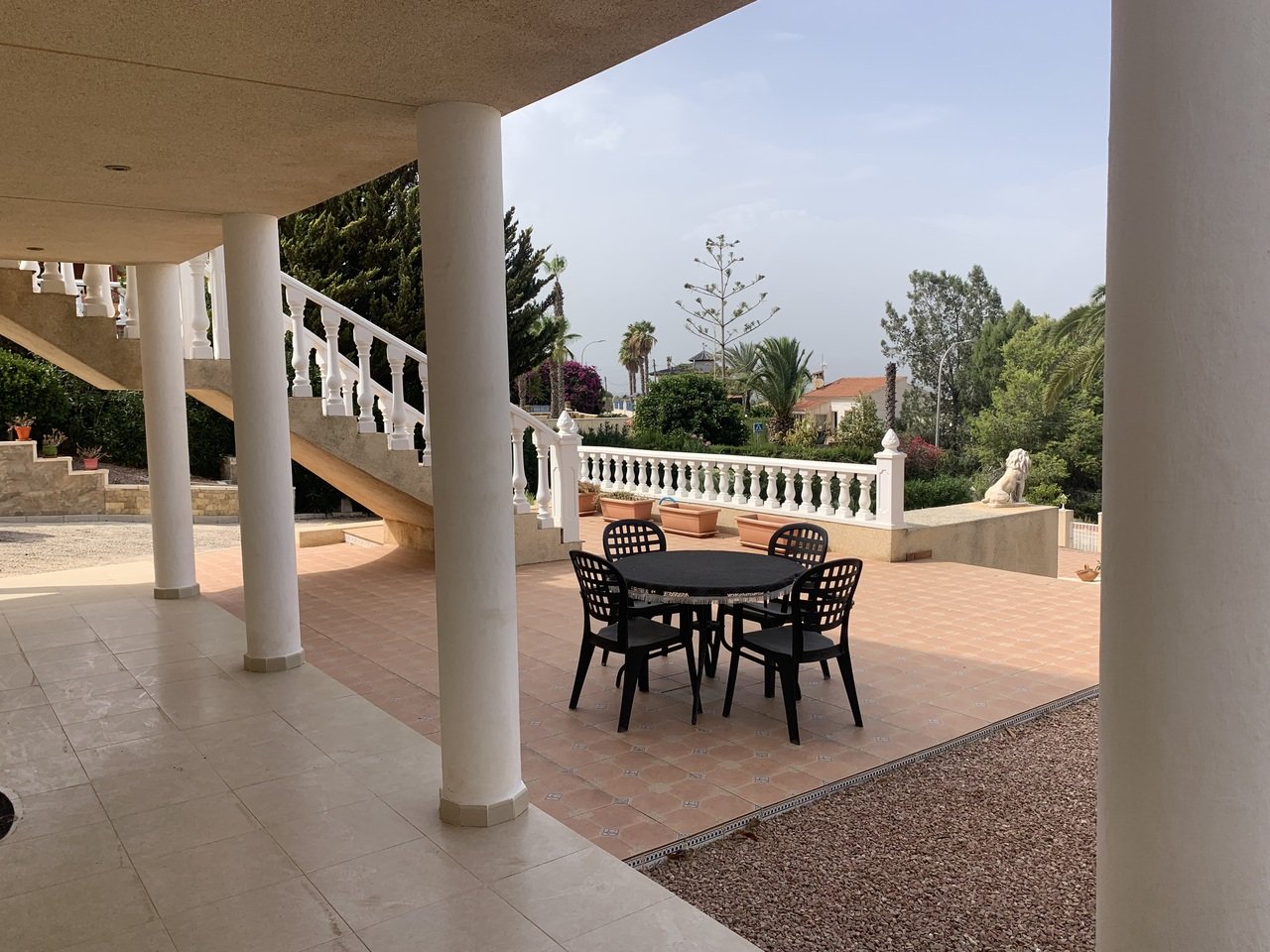  In der exklusiven Wohnanlage Lomas de La Juliana in Algorfa gelegen, bietet diese beeindruckende freistehende Villa 216 m² wunderschön gestaltete Woh