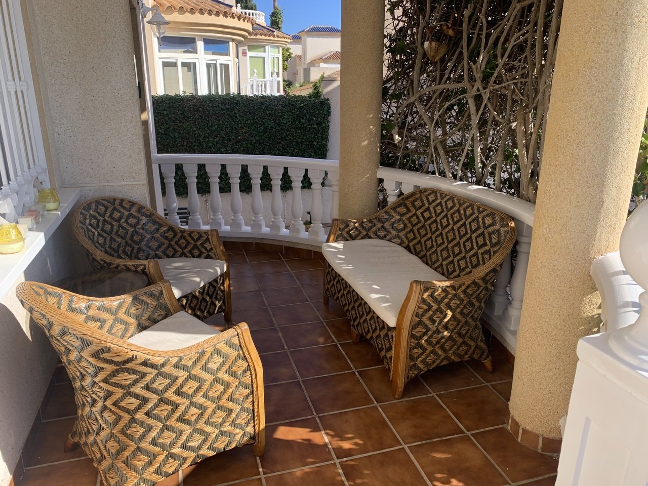   Fantastic opportunity with this 3 Bed, 2 Bath Detached Villa in Villamartin.Discover the charm of this spacious and versatile 3-bedroom, 2-bathroom 