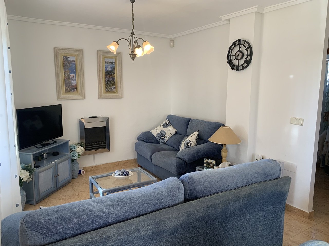   Fantastic opportunity with this 3 Bed, 2 Bath Detached Villa in Villamartin.Discover the charm of this spacious and versatile 3-bedroom, 2-bathroom 