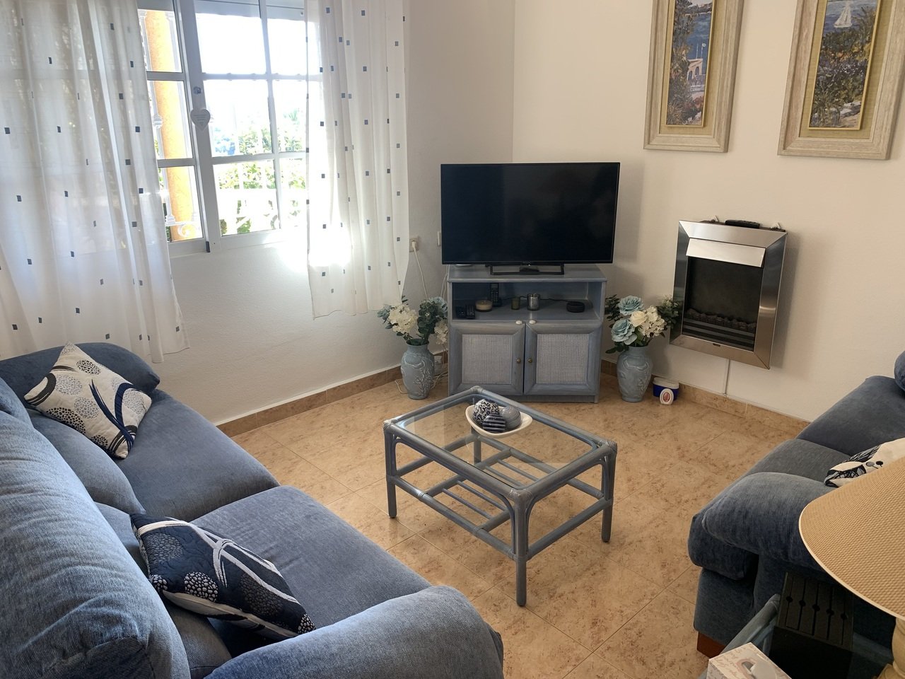   Fantastic opportunity with this 3 Bed, 2 Bath Detached Villa in Villamartin.Discover the charm of this spacious and versatile 3-bedroom, 2-bathroom 