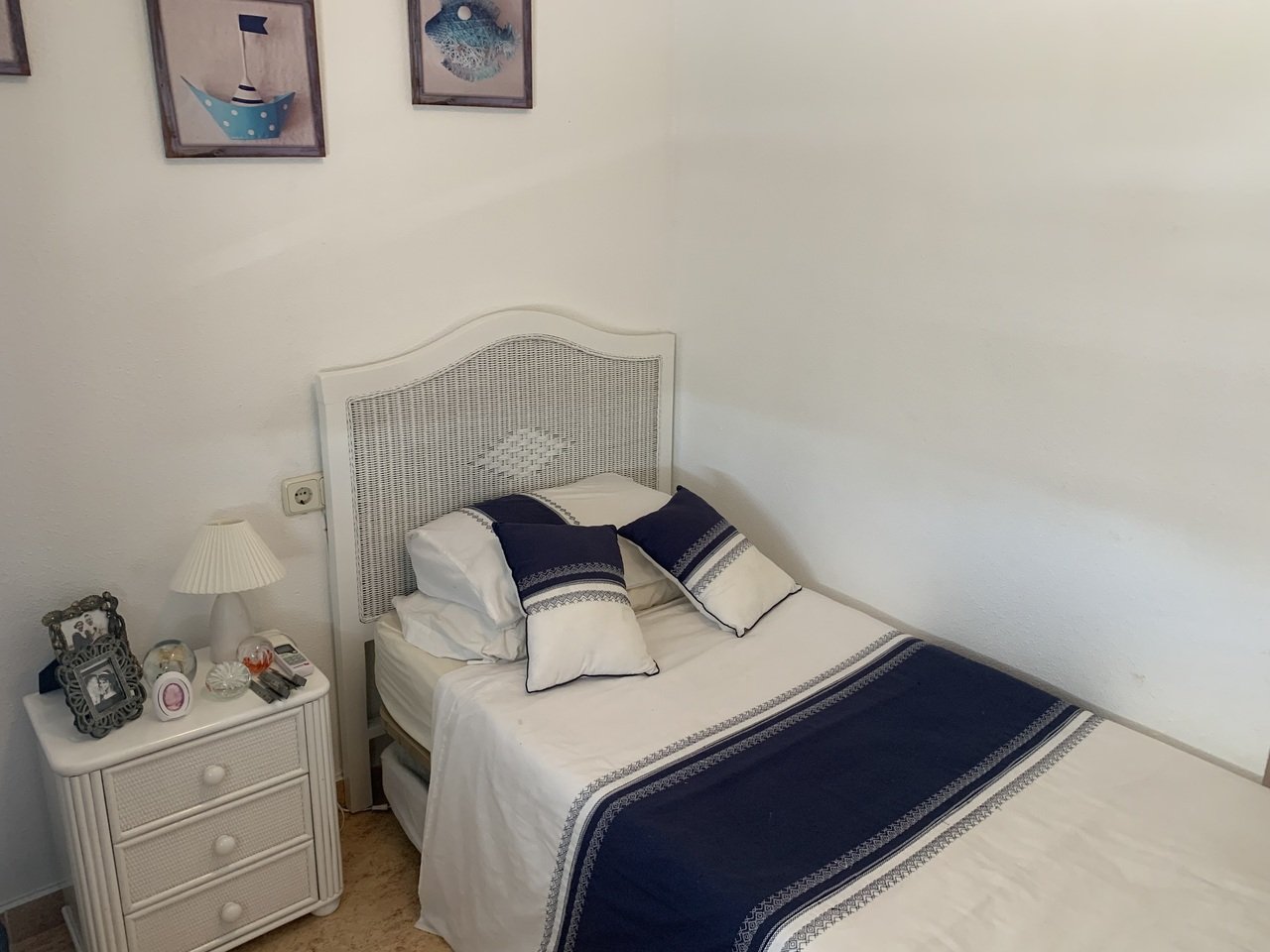   Fantastic opportunity with this 3 Bed, 2 Bath Detached Villa in Villamartin.Discover the charm of this spacious and versatile 3-bedroom, 2-bathroom 