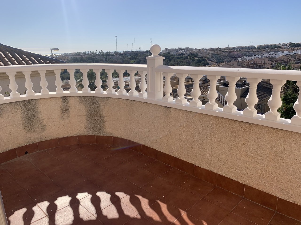   Fantastic opportunity with this 3 Bed, 2 Bath Detached Villa in Villamartin.Discover the charm of this spacious and versatile 3-bedroom, 2-bathroom 