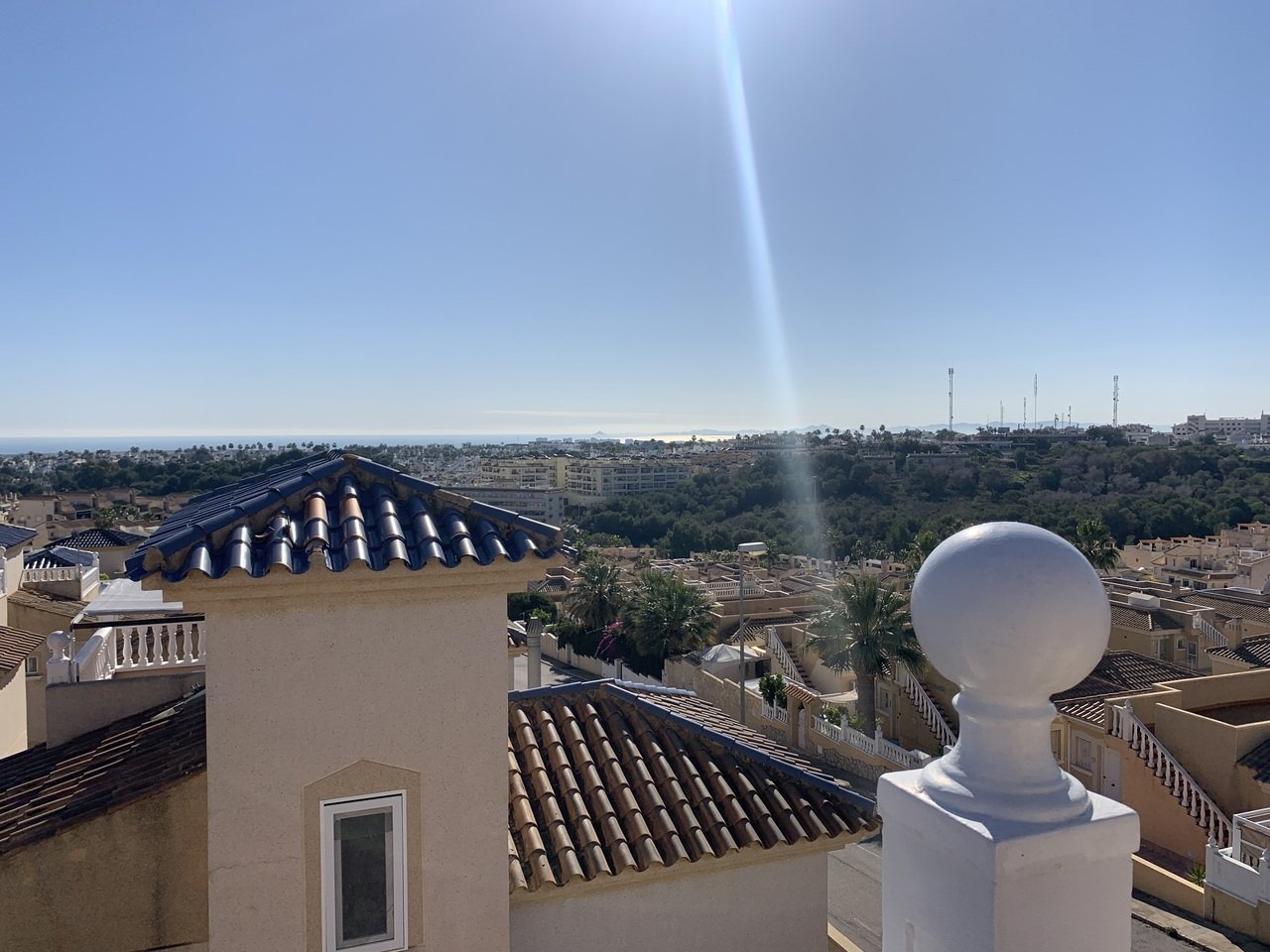   Fantastic opportunity with this 3 Bed, 2 Bath Detached Villa in Villamartin.Discover the charm of this spacious and versatile 3-bedroom, 2-bathroom 