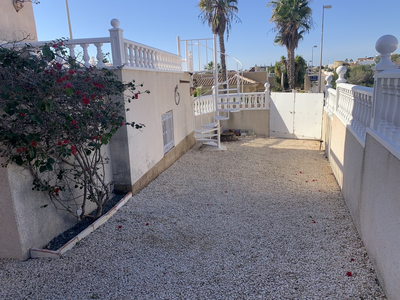   Fantastic opportunity with this 3 Bed, 2 Bath Detached Villa in Villamartin.Discover the charm of this spacious and versatile 3-bedroom, 2-bathroom 