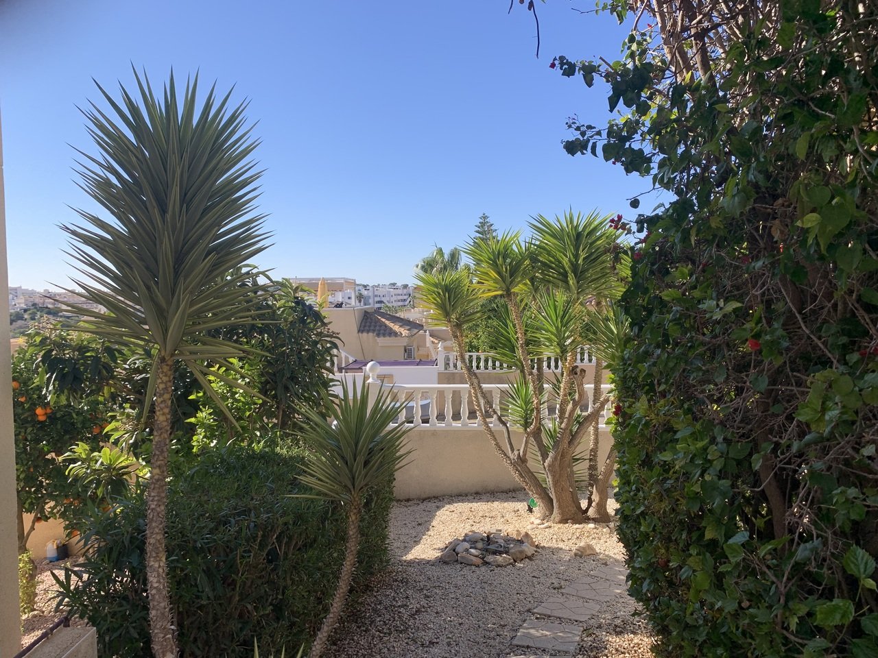   Fantastic opportunity with this 3 Bed, 2 Bath Detached Villa in Villamartin.Discover the charm of this spacious and versatile 3-bedroom, 2-bathroom 
