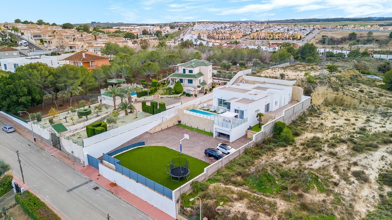   Modern Detached Villa in Lomas De Juliana, Algorfa - Almoradi Discover the perfect blend of luxury and comfort in this fantastic modern 4-bedroom, 3