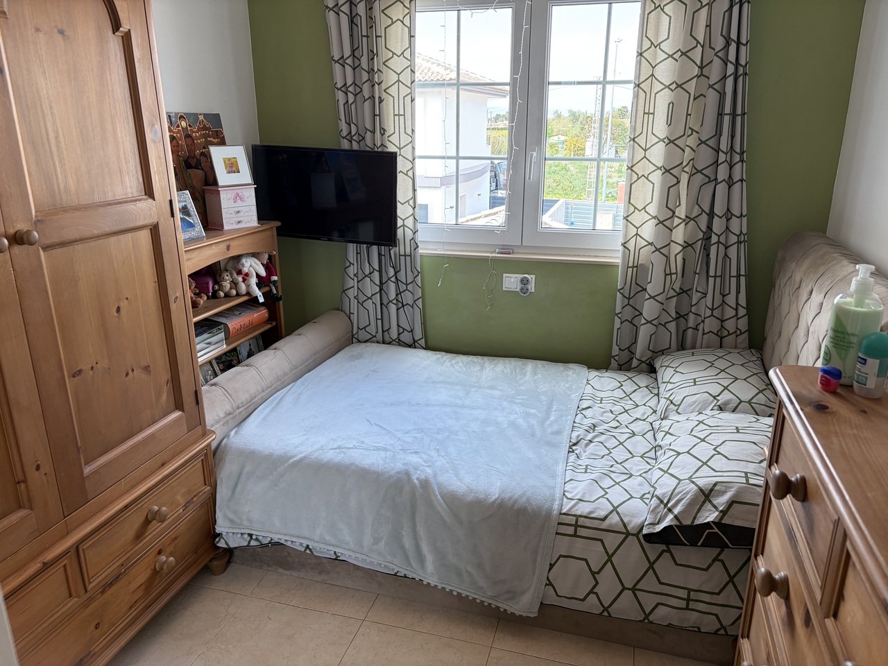   Outstanding 3 Bed, 3 Bath South facing Townhouse with large converted basement offering an additional room with En Suite bathroom. This is a fantast