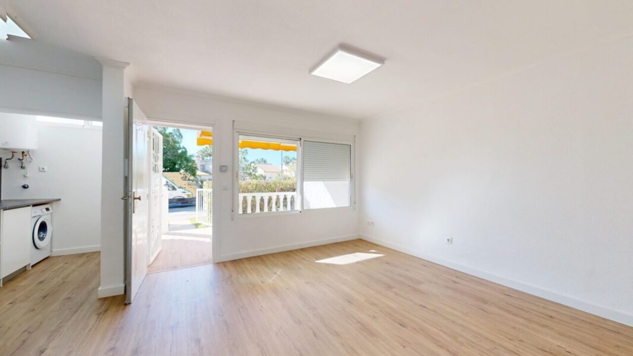 Prime Located Ground-Floor Bungalow in VillamartínTop draw renovated bungalow located in the heart of Villamartín, Orihuela Costa. Just fully refurb