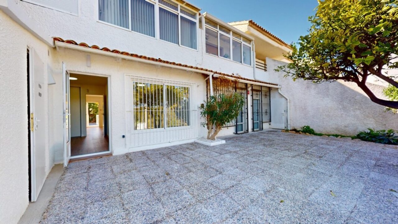 Prime Located Ground-Floor Bungalow in VillamartínTop draw renovated bungalow located in the heart of Villamartín, Orihuela Costa. Just fully refurb