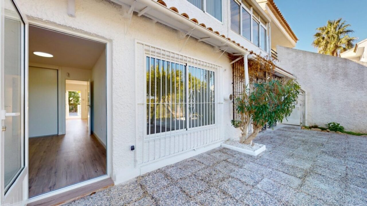 Prime Located Ground-Floor Bungalow in VillamartínTop draw renovated bungalow located in the heart of Villamartín, Orihuela Costa. Just fully refurb