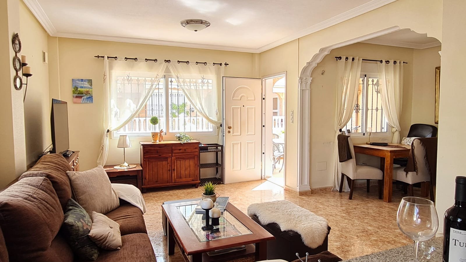  In der beliebten Wohnanlage Vista Azul in Villamartin, Orihuela Costa, bietet diese gepflegte Eck-Maisonette-Wohnung ein perfektes Gleichgewicht zwis