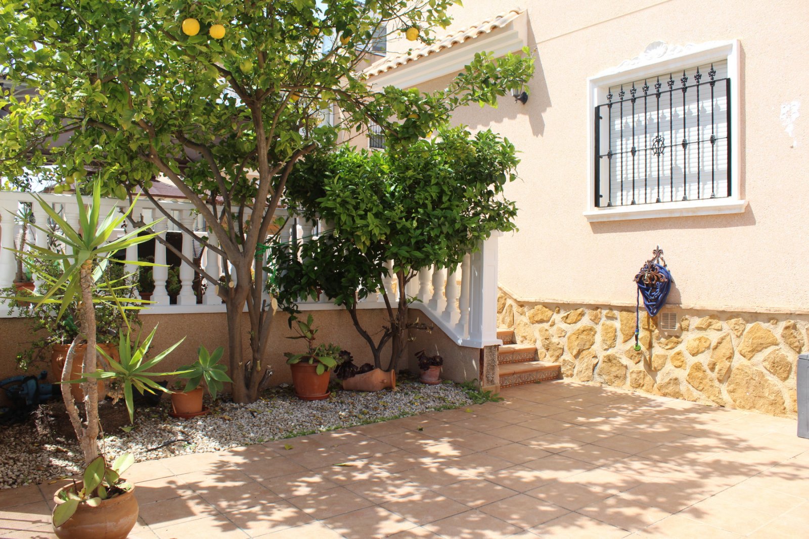  In der beliebten Wohnanlage Vista Azul in Villamartin, Orihuela Costa, bietet diese gepflegte Eck-Maisonette-Wohnung ein perfektes Gleichgewicht zwis