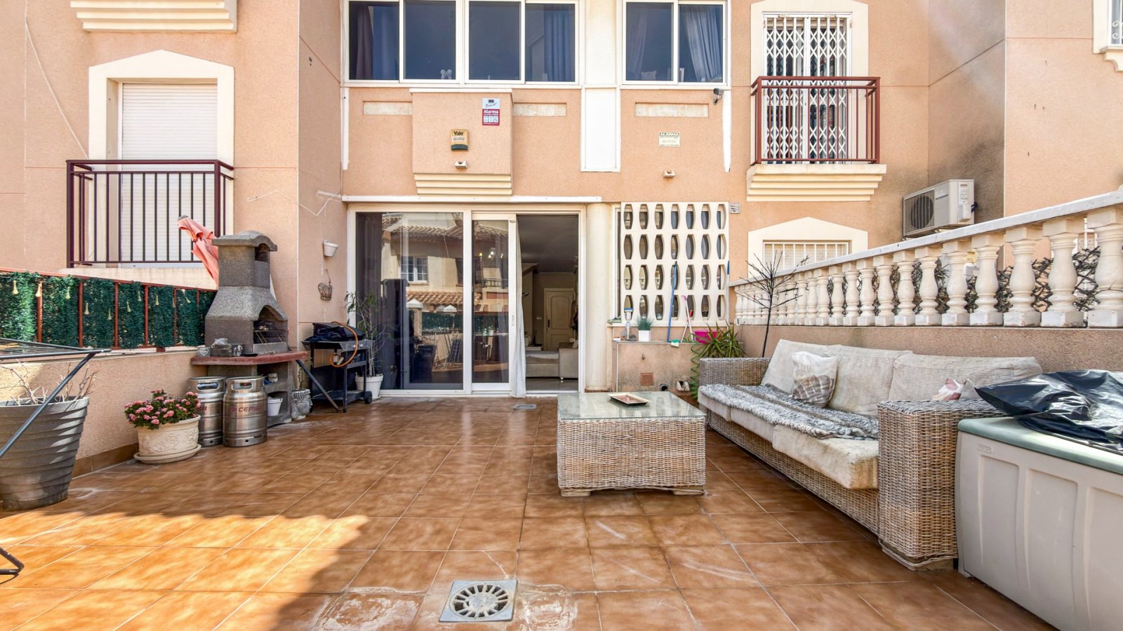 Wunderschönes Reihenhaus in La Florida, Orihuela Costa, kürzlich hochwertig renoviert. Offener Wohn- und Essbereich mit großen Schiebetüren, die auf
