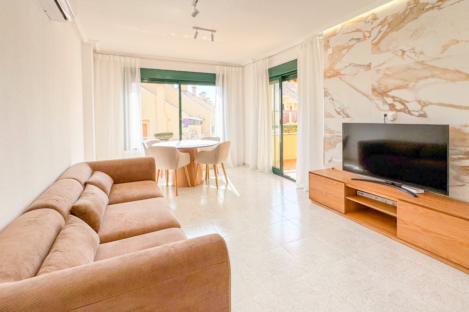  Erdgeschosswohnung in erhöhter Lage in Lomas de Campoamor, einem Wohngebiet in der Nähe von Golfplätzen und Dienstleistungen. Die Wohnung ist nach Sü