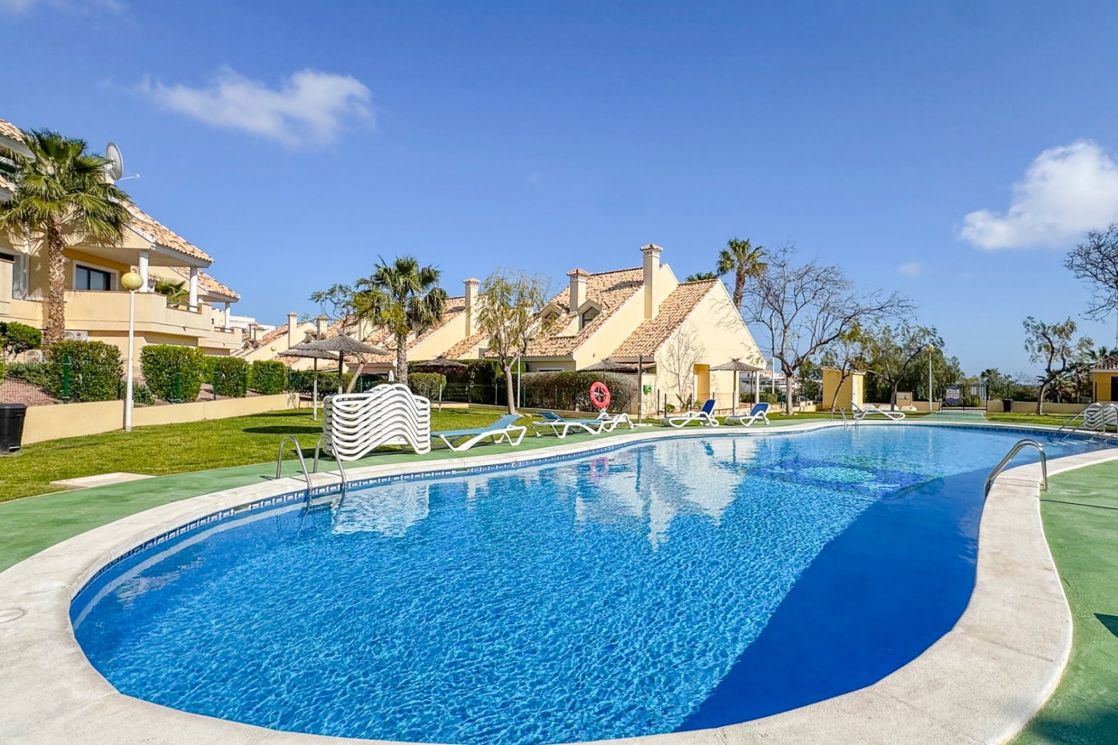  Erdgeschosswohnung in erhöhter Lage in Lomas de Campoamor, einem Wohngebiet in der Nähe von Golfplätzen und Dienstleistungen. Die Wohnung ist nach Sü