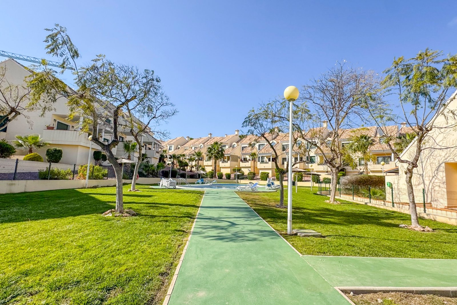  Erdgeschosswohnung in erhöhter Lage in Lomas de Campoamor, einem Wohngebiet in der Nähe von Golfplätzen und Dienstleistungen. Die Wohnung ist nach Sü