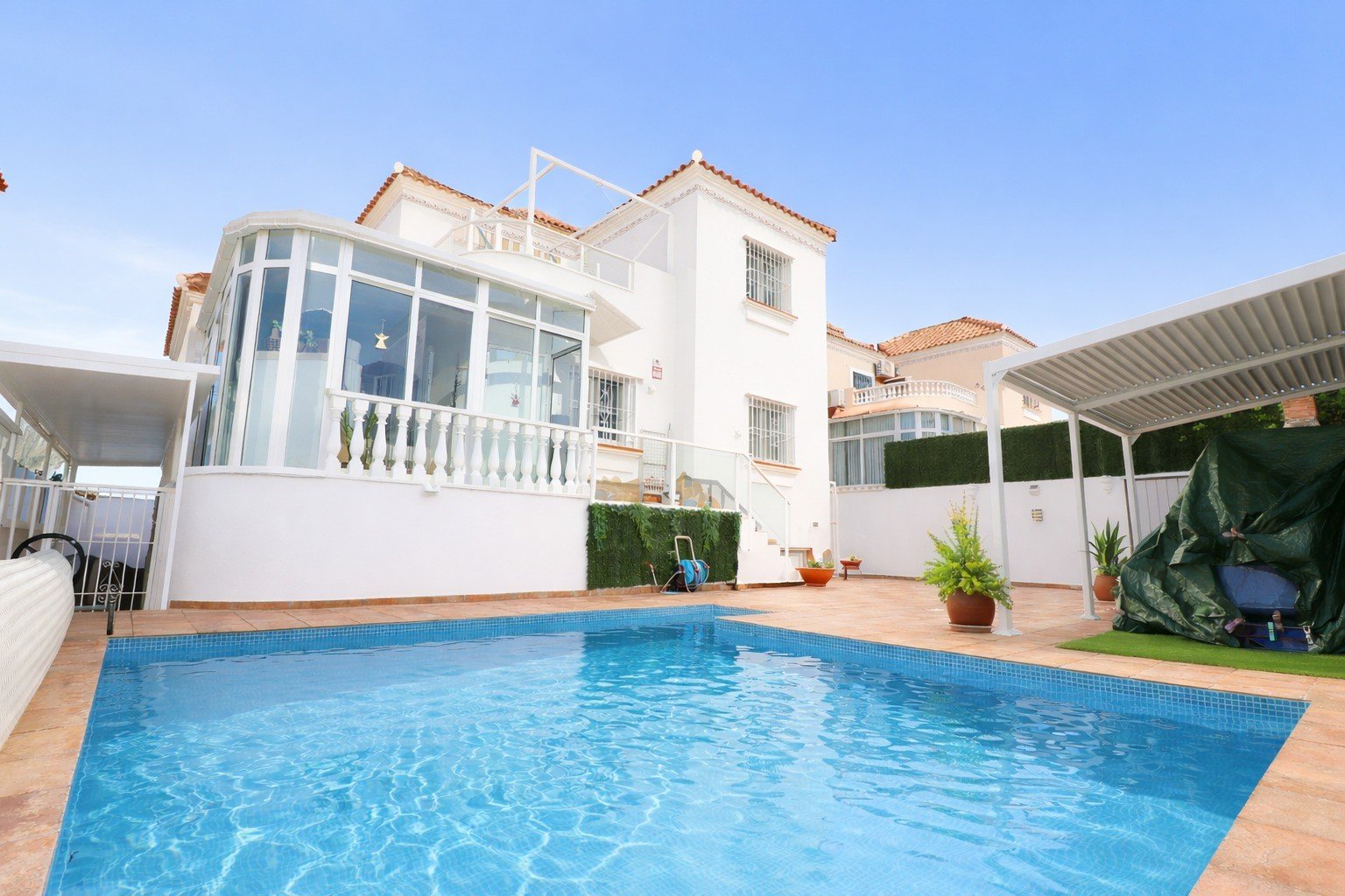   This South East Facing, Four Bedroom, Detached Villa in Las Filipinas, is located overlooking a green area of trees and bushes, in a highly desirabl