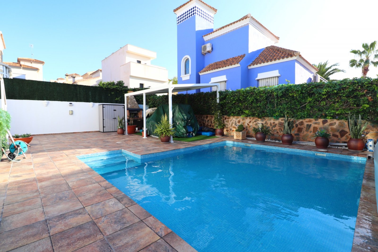   This South East Facing, Four Bedroom, Detached Villa in Las Filipinas, is located overlooking a green area of trees and bushes, in a highly desirabl