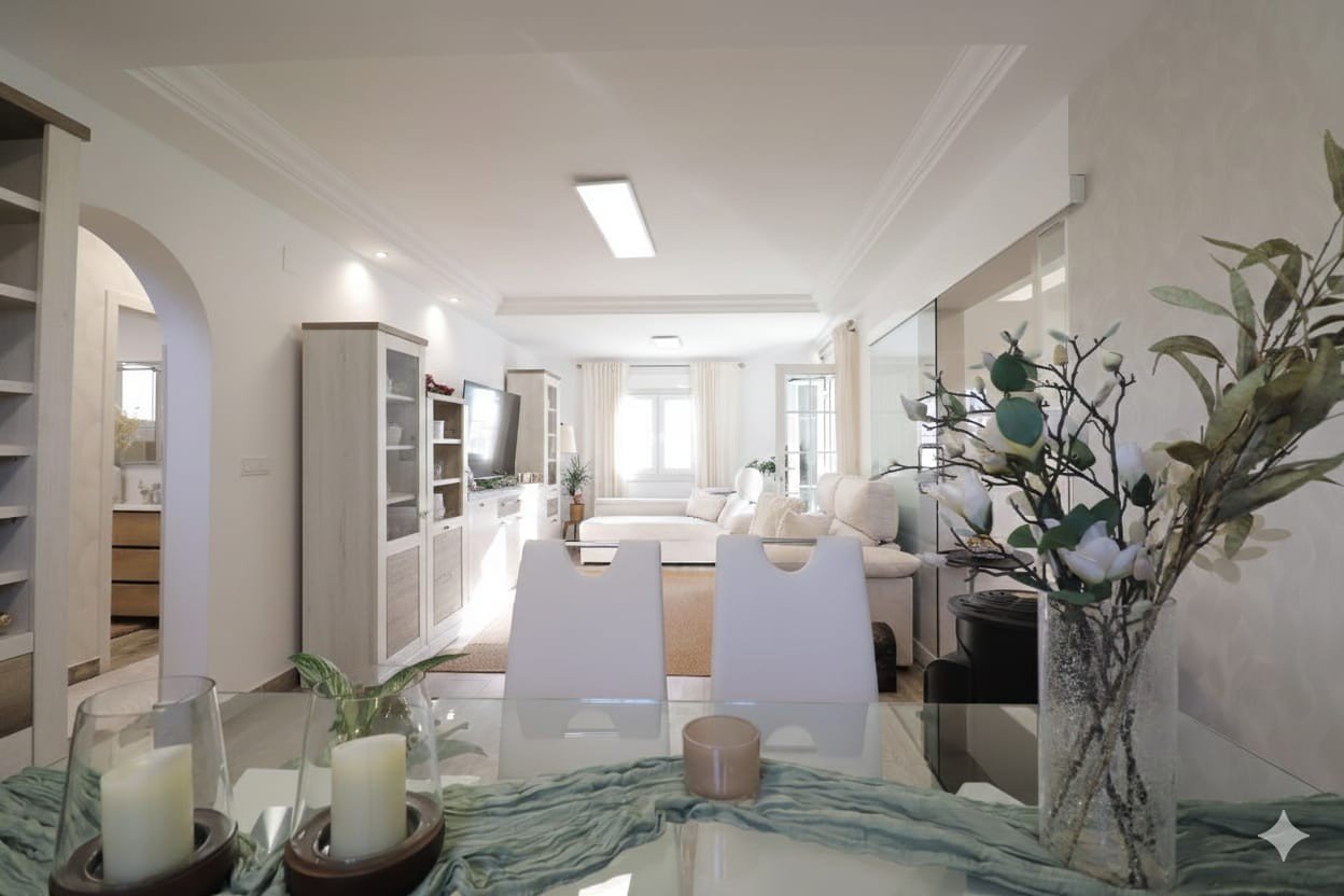   This South East Facing, Four Bedroom, Detached Villa in Las Filipinas, is located overlooking a green area of trees and bushes, in a highly desirabl