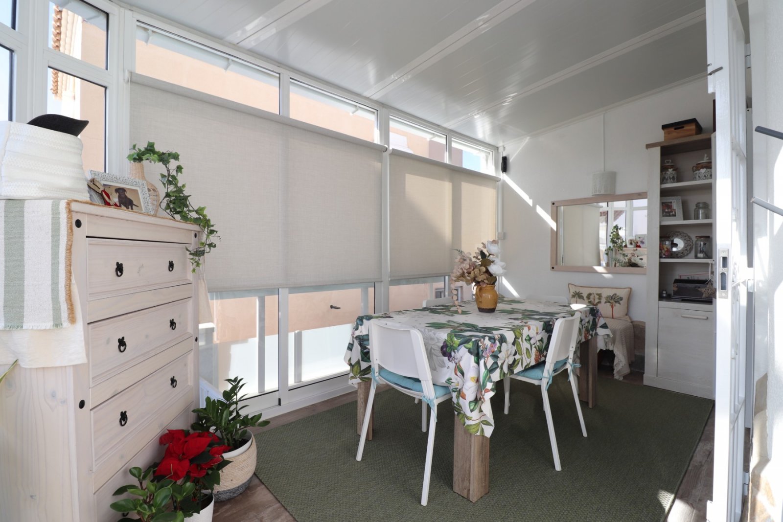   This South East Facing, Four Bedroom, Detached Villa in Las Filipinas, is located overlooking a green area of trees and bushes, in a highly desirabl