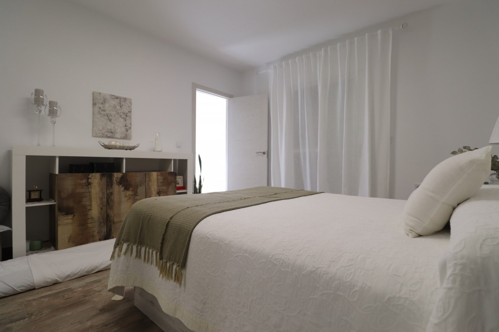   This South East Facing, Four Bedroom, Detached Villa in Las Filipinas, is located overlooking a green area of trees and bushes, in a highly desirabl
