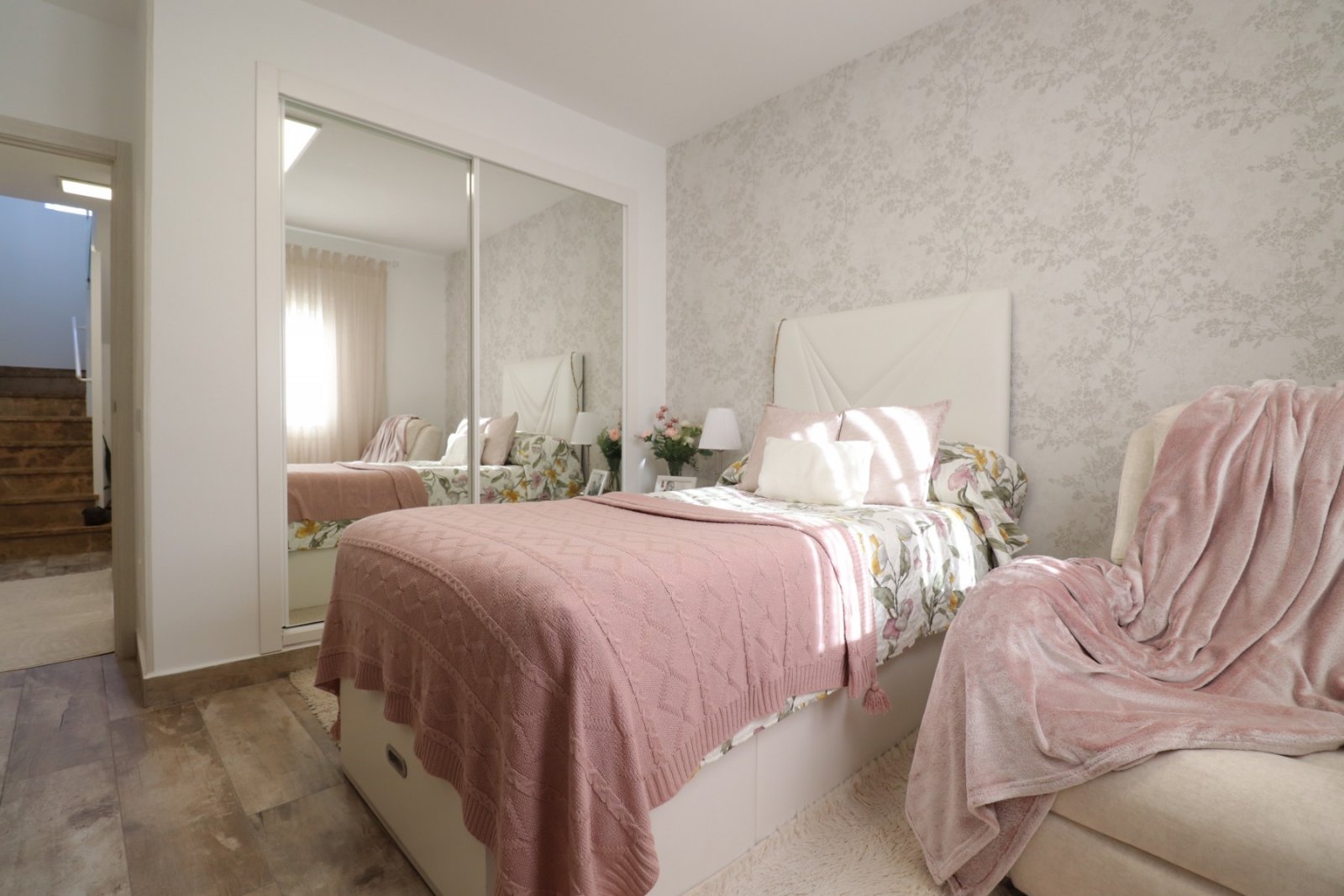   This South East Facing, Four Bedroom, Detached Villa in Las Filipinas, is located overlooking a green area of trees and bushes, in a highly desirabl