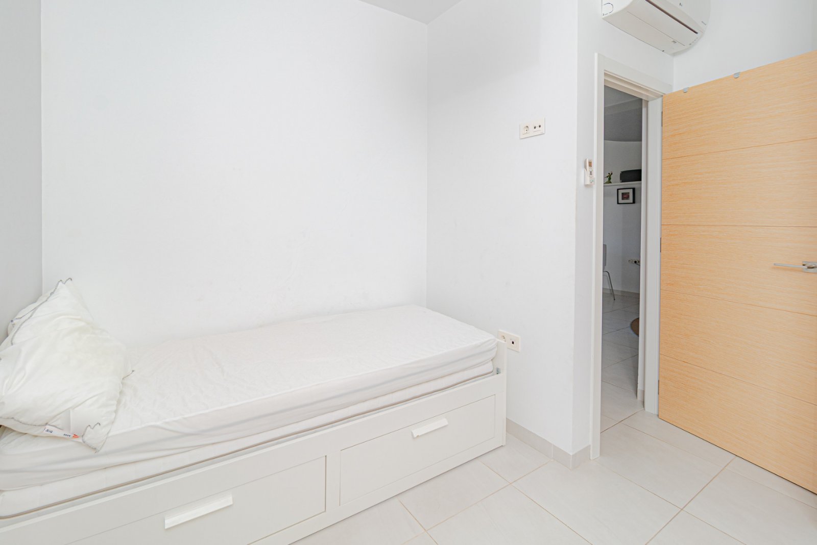  Einfach makellose Wohnung zum Verkauf im ersten Stock, gelegen in der prestigeträchtigen Anlage Sabrina in der Nähe des Einkaufszentrums Zenia Boulev