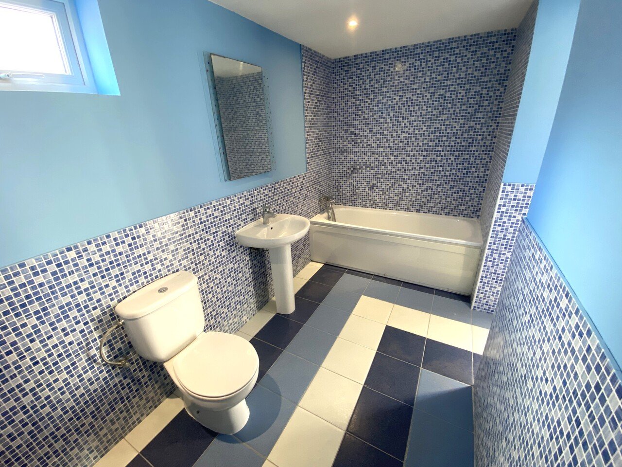   Fabulous renovated 5 bedroom villa with private pool, perfectly situated in the vibrant area of La Zenia. Offering a seamless blend of modern comfor