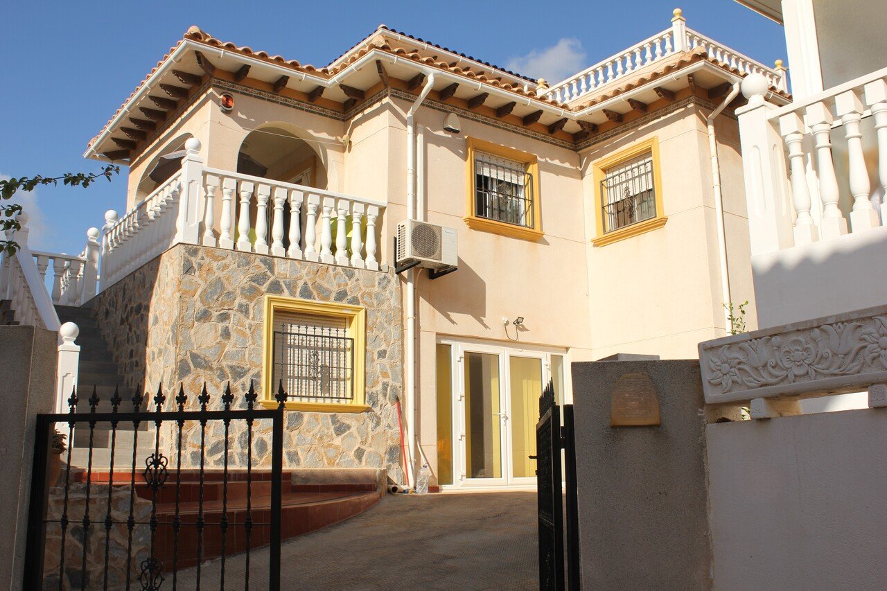   Fabulous renovated 5 bedroom villa with private pool, perfectly situated in the vibrant area of La Zenia. Offering a seamless blend of modern comfor