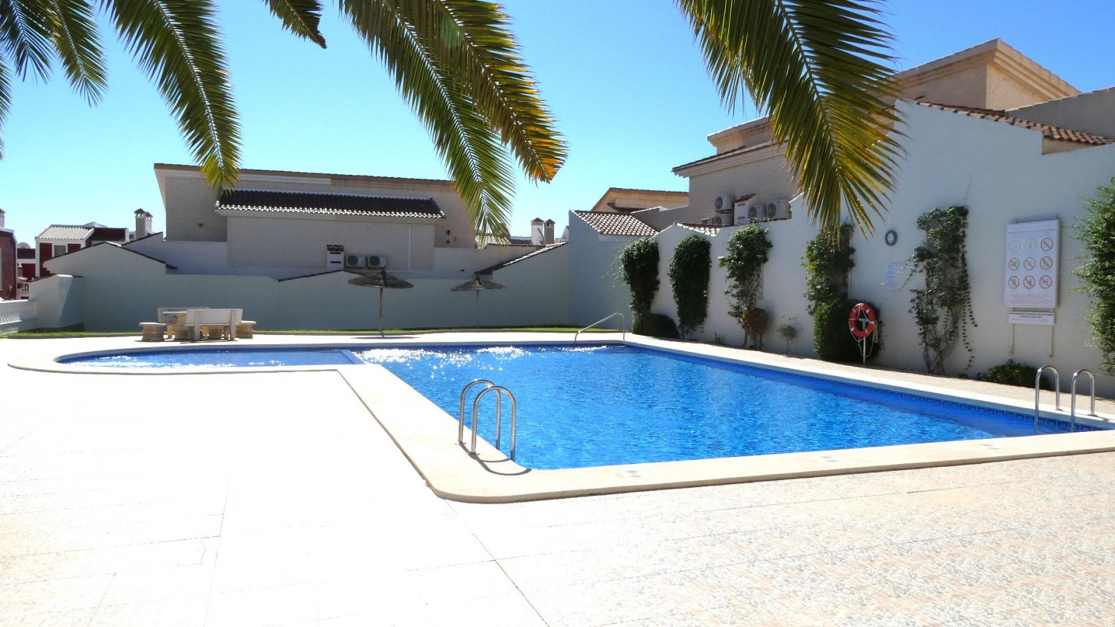 Entdecken Sie dieses wunderschön präsentierte, nach Süden ausgerichtete Anwesen in der begehrten Wohngegend Los Dolses in Orihuela Costa. Die perfekt