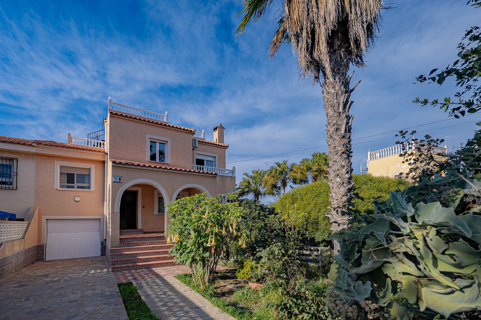 Esta cuidada villa semiadosada se encuentra en las afueras de Torrevieja, en la consolidada zona residencial de El Chaparral, cerca de las conocidas 