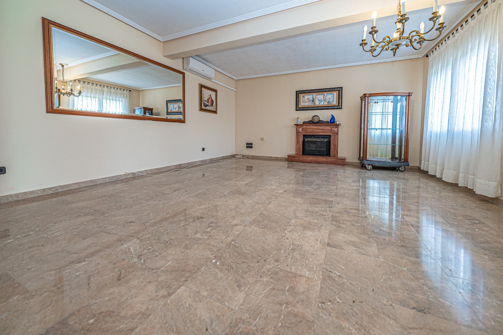 Esta cuidada villa semiadosada se encuentra en las afueras de Torrevieja, en la consolidada zona residencial de El Chaparral, cerca de las conocidas 