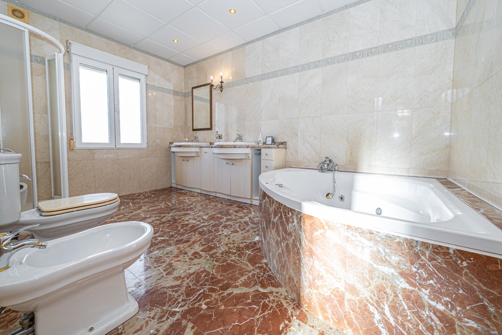  Esta cuidada villa semiadosada se encuentra en las afueras de Torrevieja, en la consolidada zona residencial de El Chaparral, cerca de las conocidas 