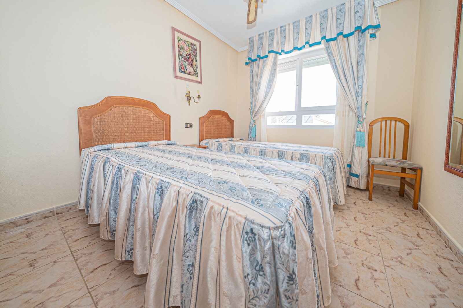  Esta cuidada villa semiadosada se encuentra en las afueras de Torrevieja, en la consolidada zona residencial de El Chaparral, cerca de las conocidas 