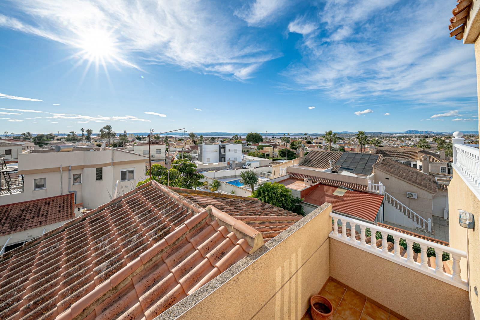  Esta cuidada villa semiadosada se encuentra en las afueras de Torrevieja, en la consolidada zona residencial de El Chaparral, cerca de las conocidas 