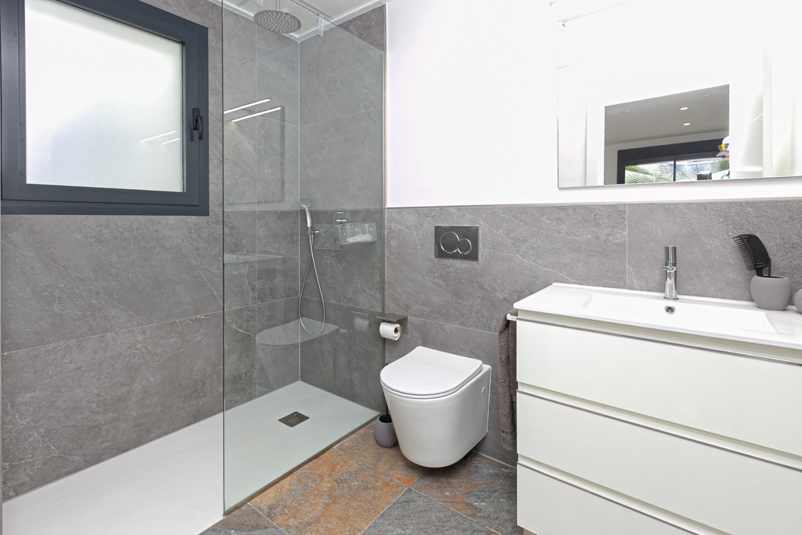  Wir präsentieren Ihnen diese exklusive freistehende Villa in La Herrada, Los Montesinos, eine der gefragtesten Wohngegenden der Costa Blanca aufgrund