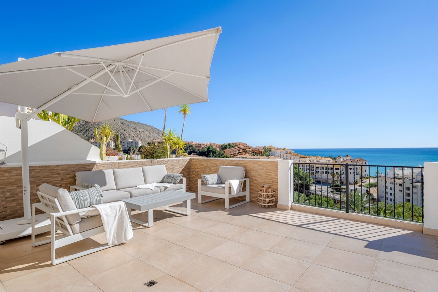   This beautifully renovated apartment is located in an excellently maintained resort with beautifully landscaped gardens and a communal swimming pool