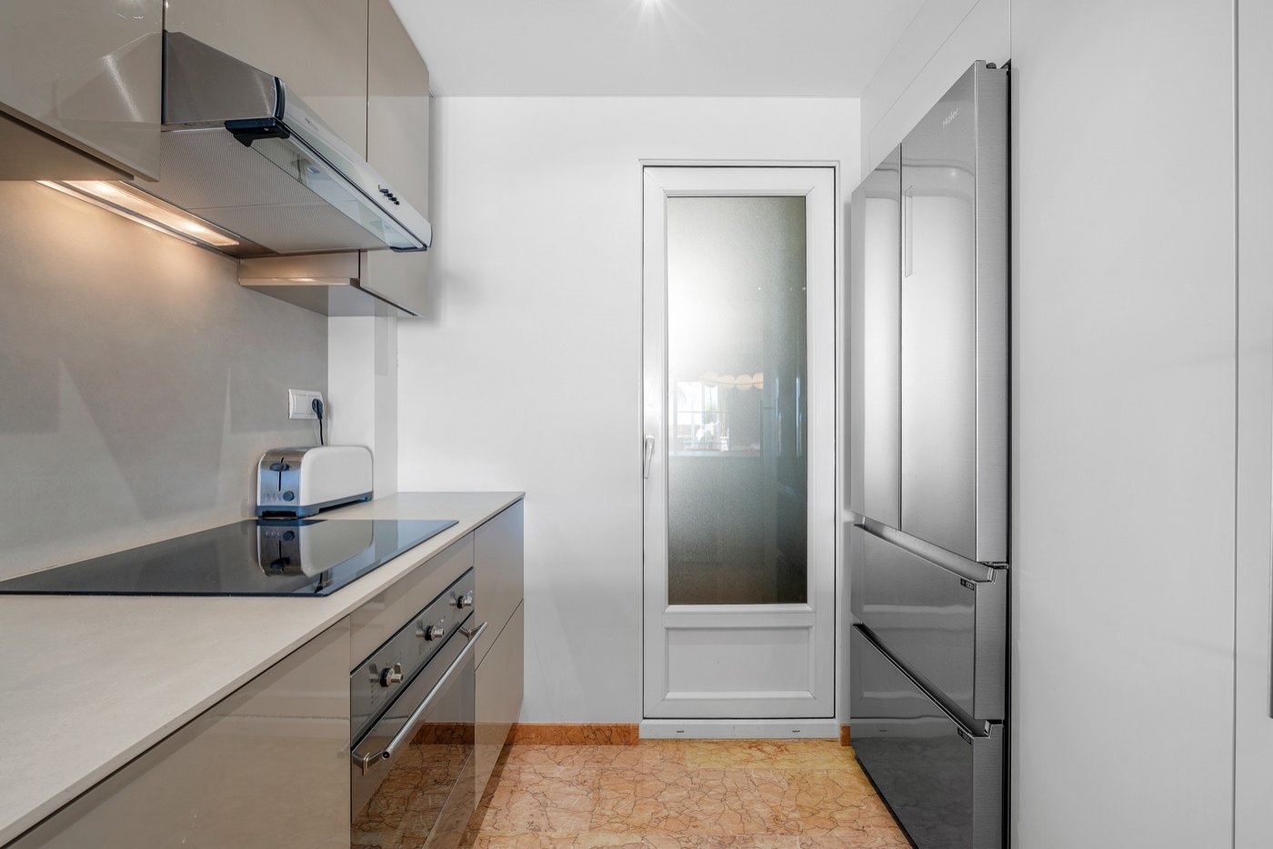   This beautifully renovated apartment is located in an excellently maintained resort with beautifully landscaped gardens and a communal swimming pool