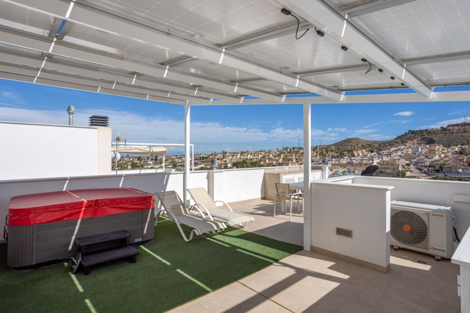   &amp;#13;&amp;#13;
Located in charming and highly popular Benijófar is this stylish and perfectly maintained townhouse from 2018. A contem