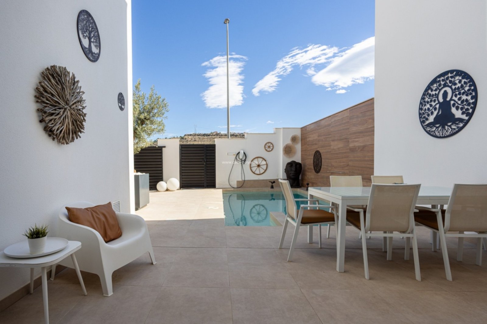   &amp;#13;&amp;#13;
Located in charming and highly popular Benijófar is this stylish and perfectly maintained townhouse from 2018. A contem