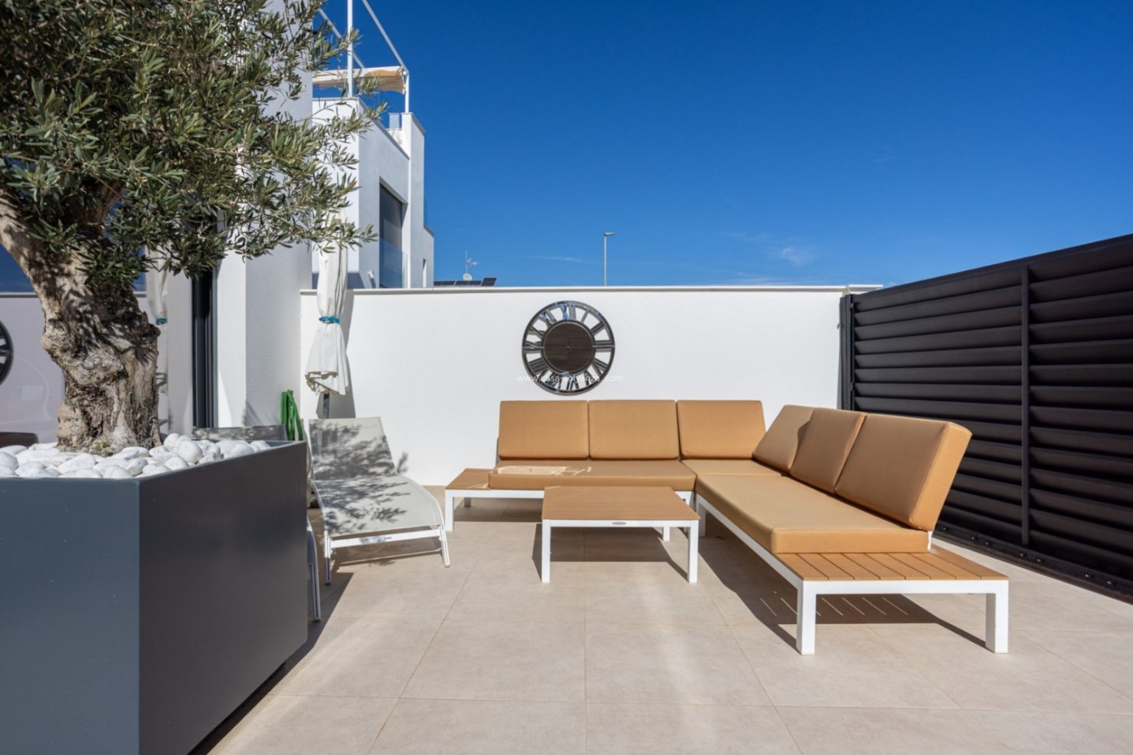   &amp;#13;&amp;#13;
Located in charming and highly popular Benijófar is this stylish and perfectly maintained townhouse from 2018. A contem