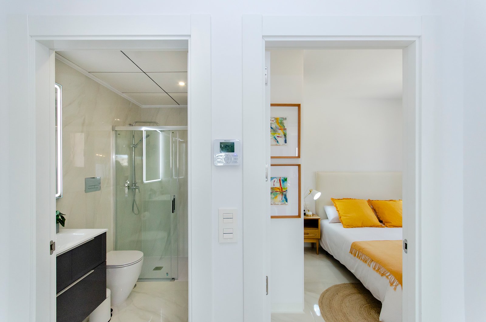  In der charmanten Stadt Vistabella gelegen, bietet dieser Wohnkomplex 39 unabhängige Häuser, die durch ihr modernes und funktionales Design hervorste