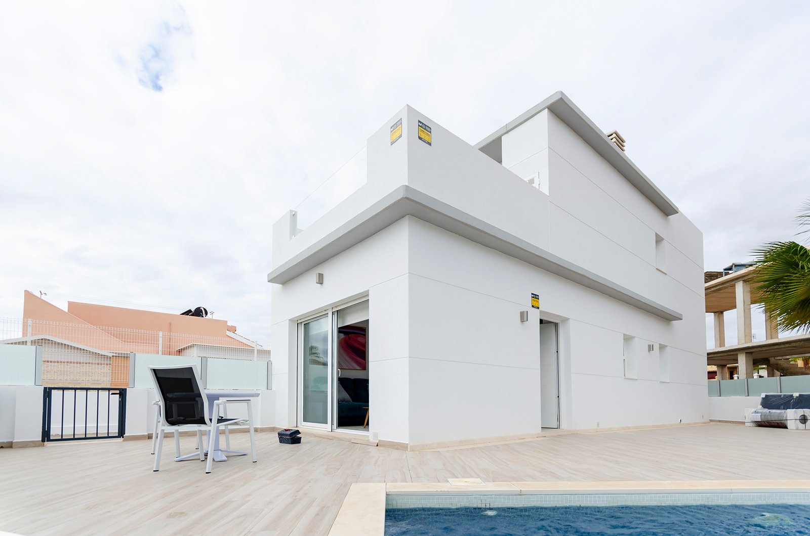  In der charmanten Stadt Torrevieja gelegen, bietet diese Wohnanlage eine exklusive Auswahl von 7 Reihenhäusern. Diese Häuser sind für diejenigen konz