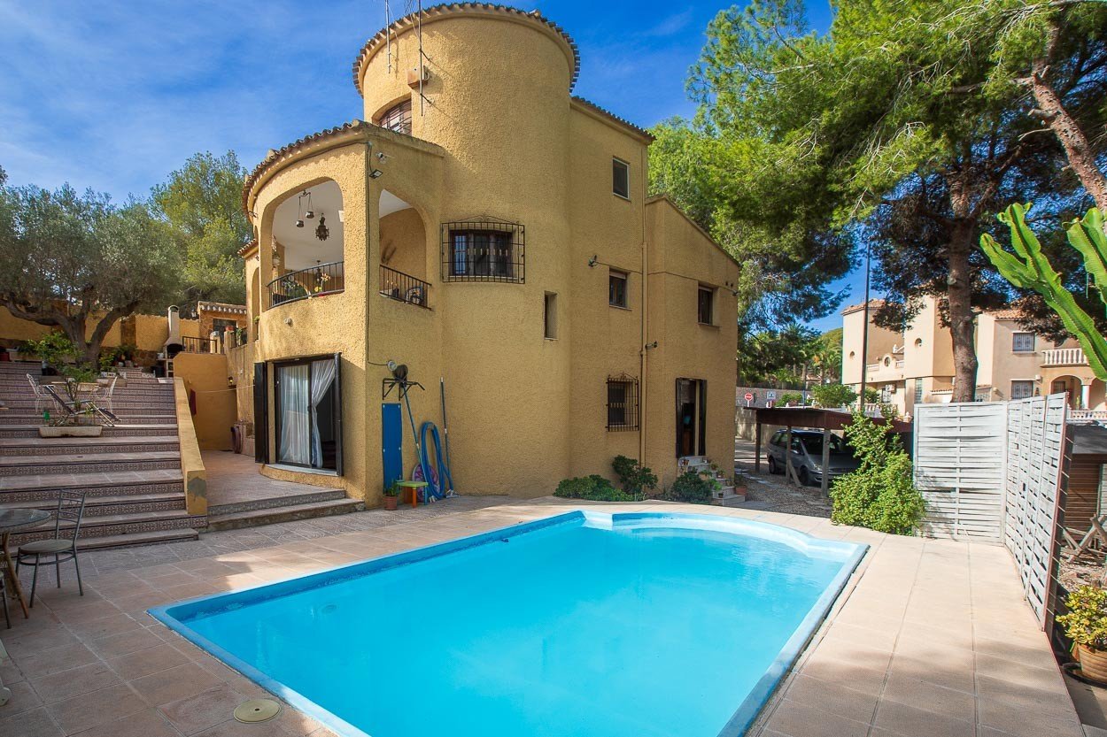   We are delighted to introduce you to a 6-bedroom classic Spanish villa located in the picturesque Las Filipinas neighbourhood of Villamartin. Built 