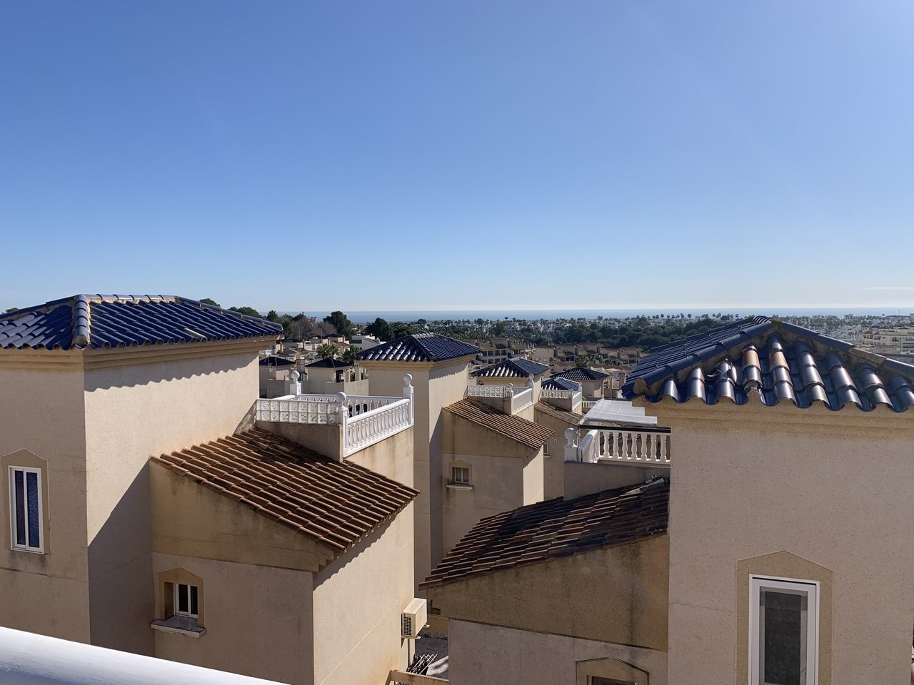   Fantastic opportunity with this 3 Bed, 2 Bath Detached Villa in Villamartin.Discover the charm of this spacious and versatile 3-bedroom, 2-bathroom 