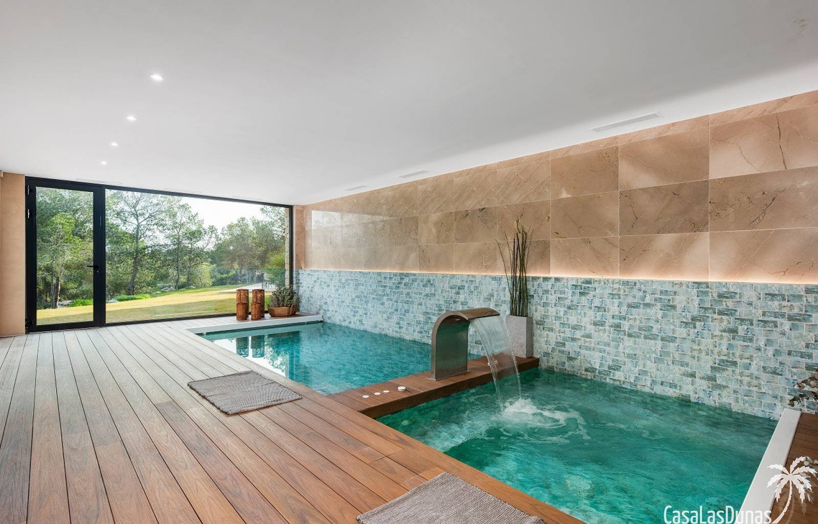  Diese wunderschöne Luxusvilla liegt in einer exklusiven Gegend, nur wenige Schritte vom Golfplatz Las Colinas entfernt. Die Villa besteht aus 4 Schla