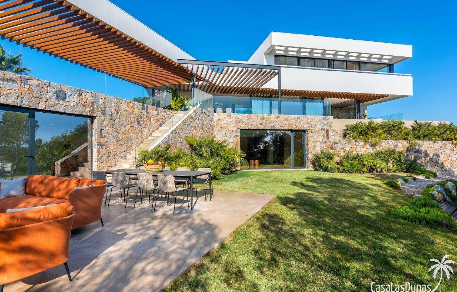  Diese wunderschöne Luxusvilla liegt in einer exklusiven Gegend, nur wenige Schritte vom Golfplatz Las Colinas entfernt. Die Villa besteht aus 4 Schla