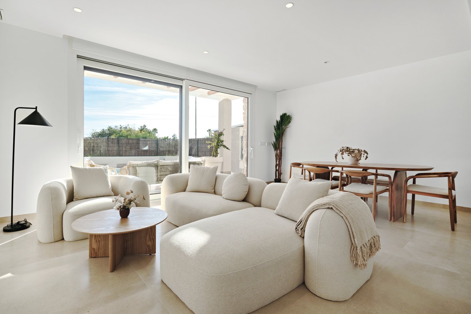 In der wunderschönen Gegend von Orihuela Costa gelegen, bietet dieses freistehende Chalet ein einzigartiges Wohnerlebnis. Nur 3 km vom Meer entfernt,